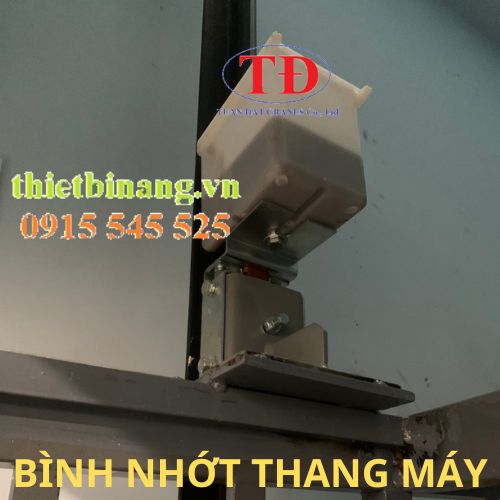 binh-nhot-truot-ray-thang-may